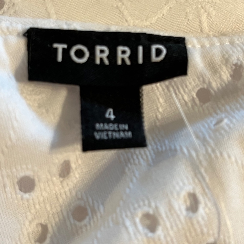 Torrid Coastal Top 26 White Eyelet Ruffle Euro Summer Preppy Old Money Classic - Picture 2 of 11